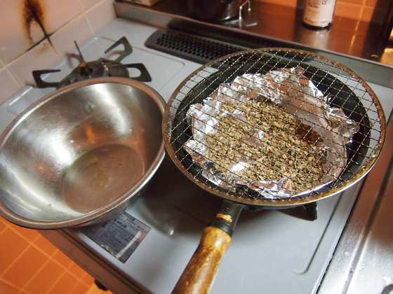 味付き玉子を燻製している様子。キッチン用品で簡単にできます