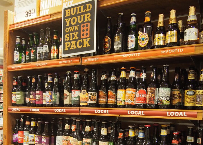 通常は箱(ケース)単位でしか売ってないビールが単品で購入できる棚。